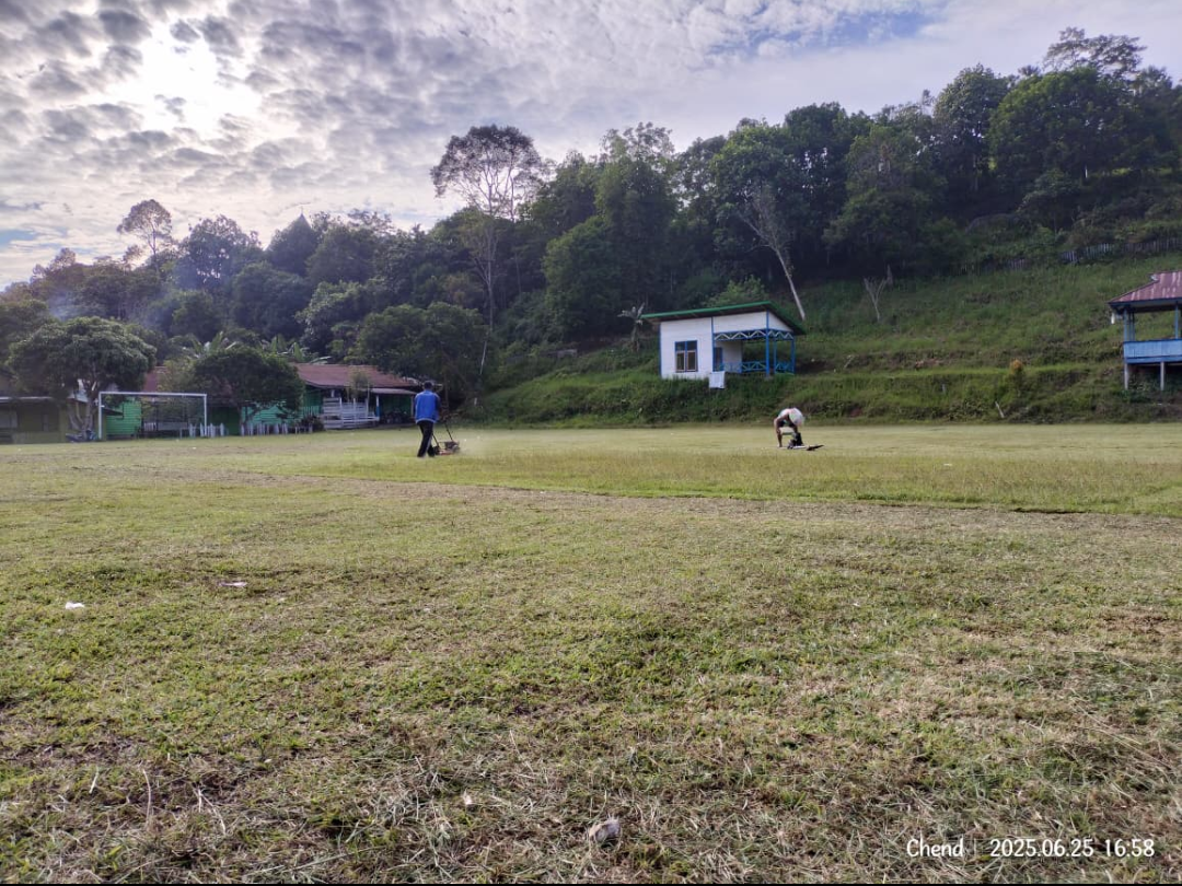 Warga Desa Data Dian Gelar Gotong Royong Jelang Bupati Malinau Cup 2025